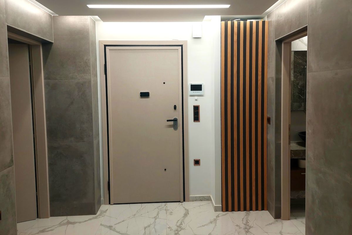 Μοντέρνα ανακαίνιση διαμερίσματος στη Θεσσαλονίκη μετά