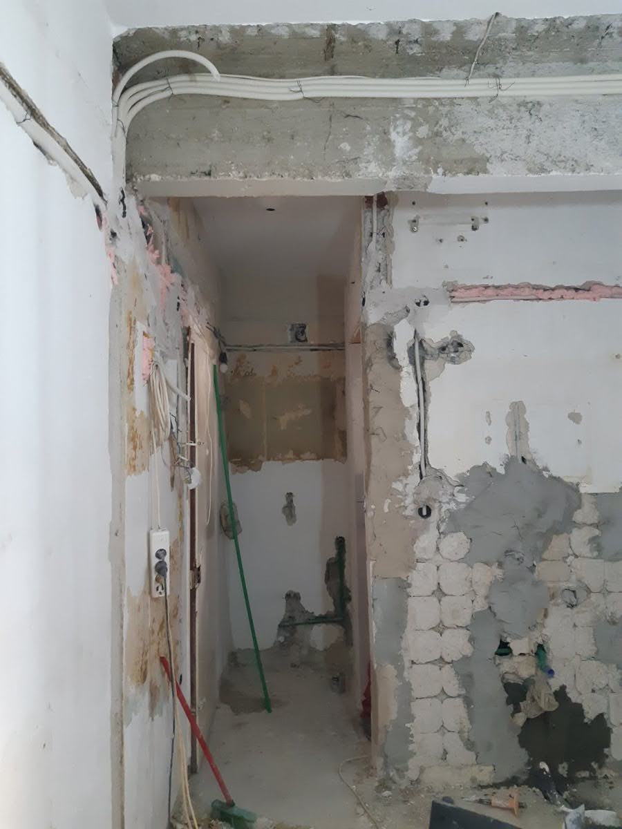 Μοντέρνα ανακαίνιση studio στη Θεσσαλονίκη πριν