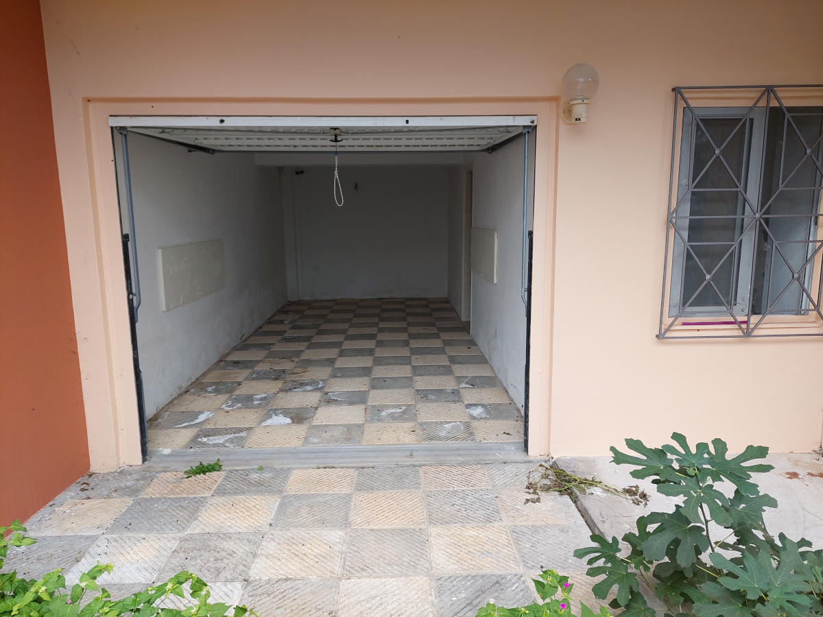 Μοντέρνα ανακαίνιση γκαράζ στον Βράχο Πρέβεζας πριν